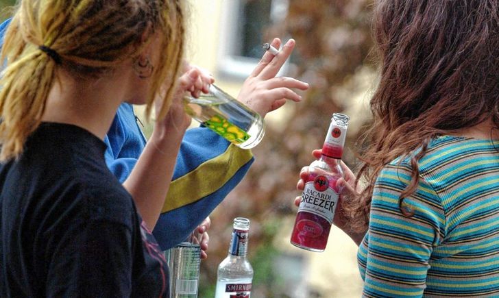 На Тернопільщині троє дівчат отруїлися алкоголем, одна студентка в реанімації