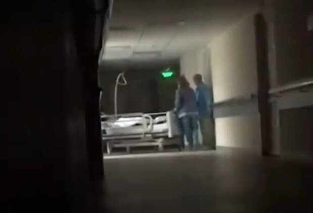 П’яна медсестра погрожувала відправити в морг живу пацієнтку, бабуся пролежала в коридорі всю ніч