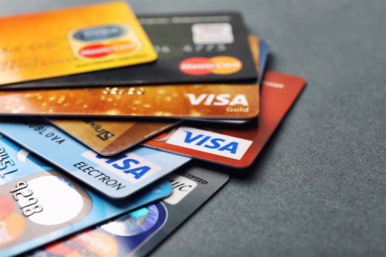 Українцям можуть різко підняти вартість обслуговування банківських карток