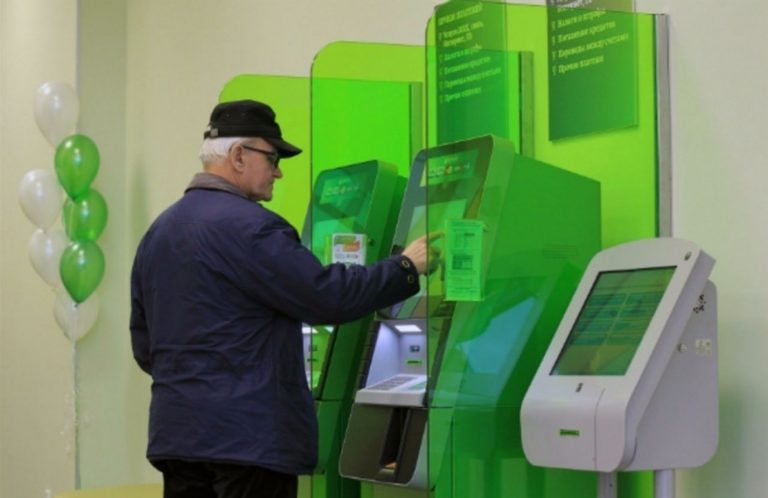 В Україні пенсіонерів переводять на банківські карти: стало відомо, як це відбуватиметься