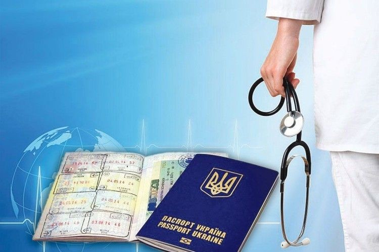 Лікарі та медсестри масово тікають за кордон: чи буде в Україні “медичний локдаун”