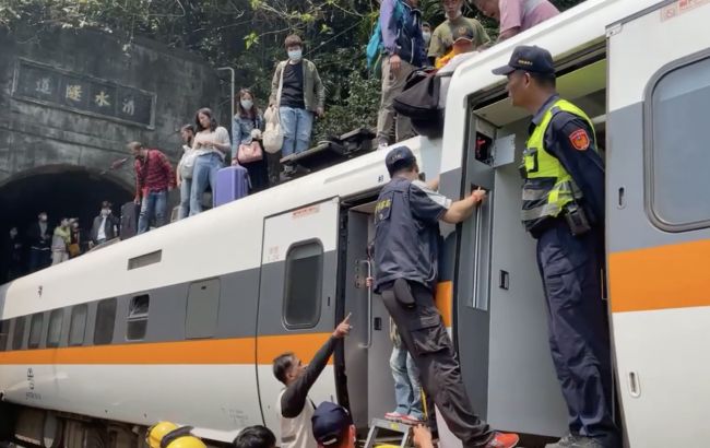 В результаті аварії поїзда на Тайвані загинули вже понад 50 осіб