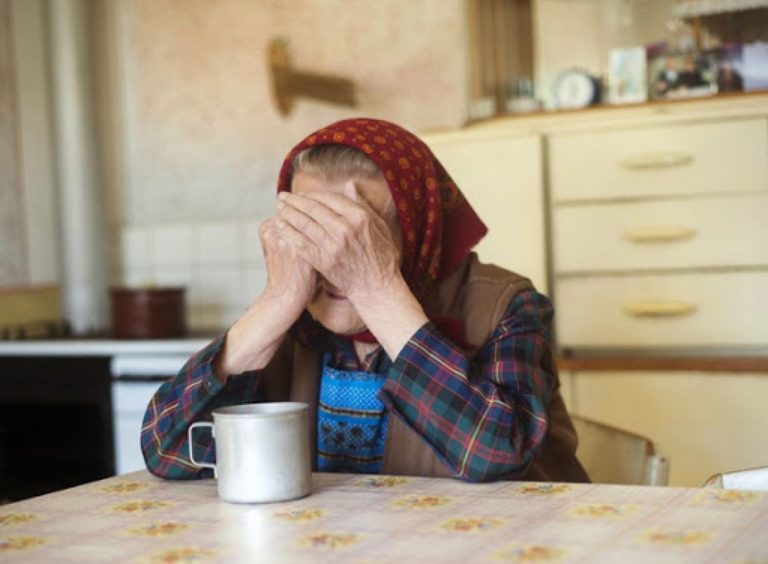 На Тернопільщині старенька хотіла допомогти спраглій жінці, а та обібрала її до нитки