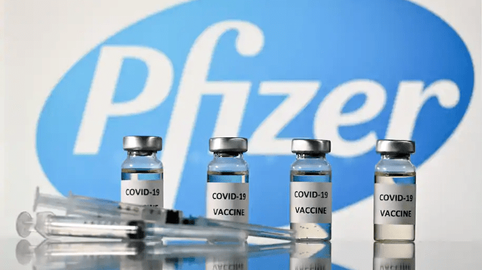 Шмигаль анонсував майже пів мільйона доз вакцини Pfizer для освітян