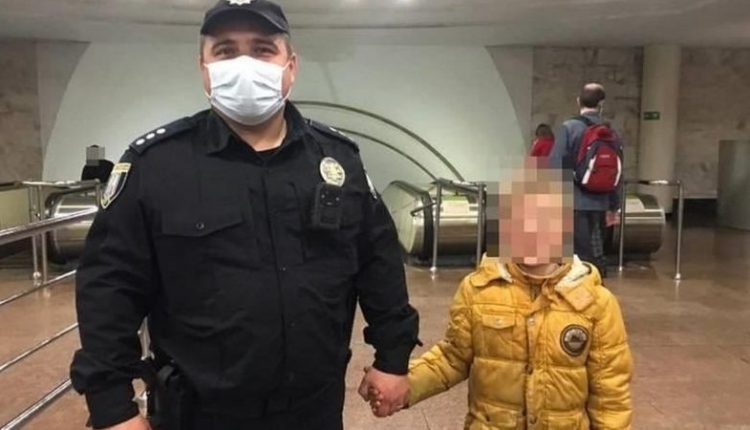 У Києві мама залишила сина з татом, хлопчик загубився, а поліція склала протокол на маму