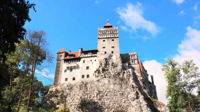 Чому у Румунії вирішили вакцинувати громадян у замку Дракули – сюжет (Відео)
