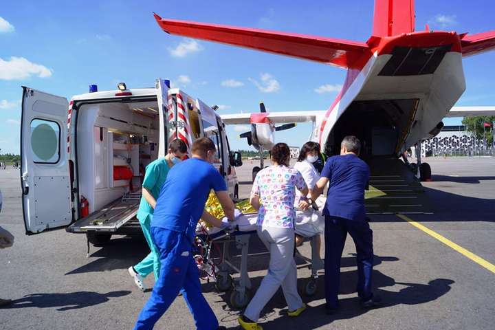 Відмовили легені – трирічну дівчинку літаком доправили із Запоріжжя до «Охматдиту»