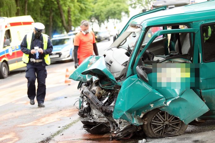 У Польщі трапилася маштабна аварія: мікроавтобус з українцями лоб в лоб зіткнувся з легковиком