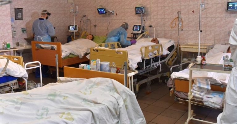Чи дозволять українцям доглядати за хворими на COVID-19 родичами у стаціонарах
