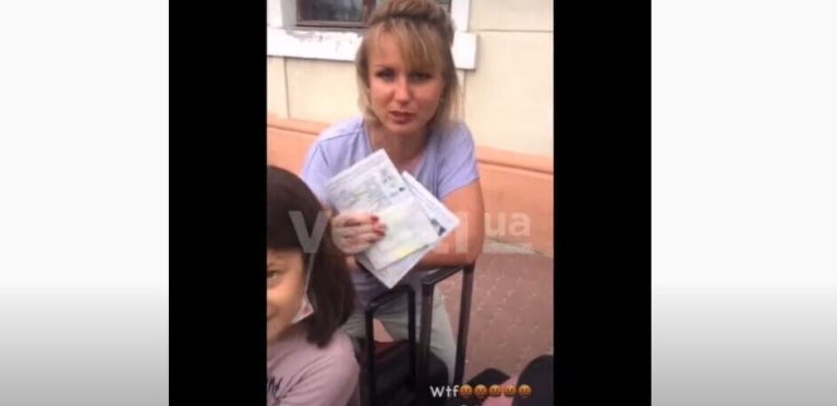 «Україно, йди-но ти в д*пу»: жінка та її діти викинули паспорти після відмови у вильоті до Стамбула (відео)
