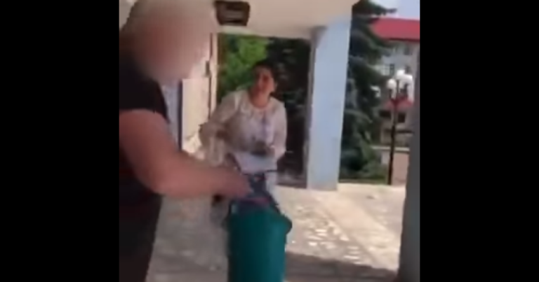 “Я тобі дам 300 євро!”: на Буковині батько випускника облив викладачку фекаліями (відео)