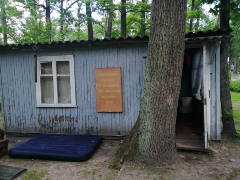 На Київщини двоє маленьких дітей провалились у вуличний туалет: старша дівчинка померла, її брат – в реанімації