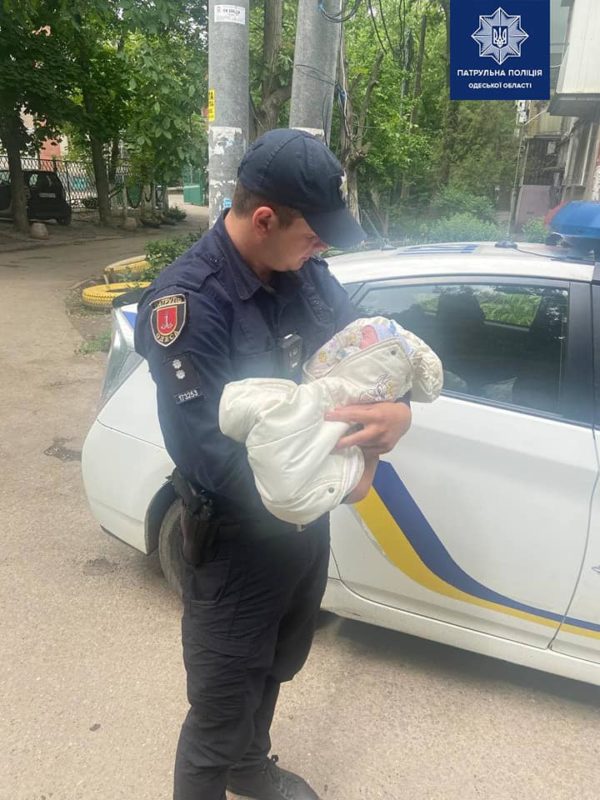 В Одесі п'яна в устілку мати з немовлям на руках падала на вулиці: малюка забрала &quot;швидка&quot;