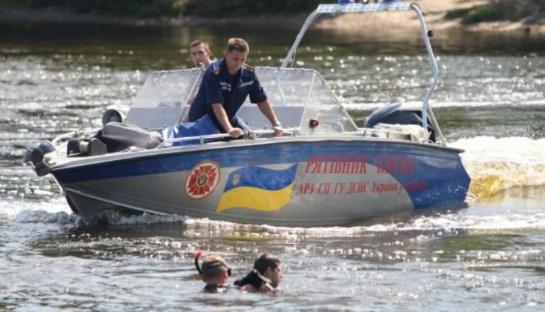 “Потонула вся родина”: на Київському водосховищі рятувальники знайшли тіло 10-річної дівчинки
