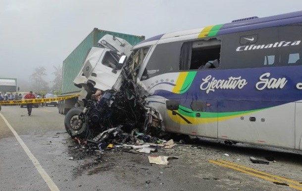 На румуно-угорському кордоні мікроавтобус розбився з українцями: ” Є загиблі і багато травмованих”