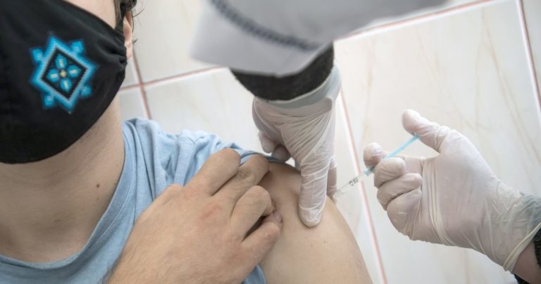 Вакцини Pfizer і Moderna можуть викликати проблеми із серцем у молодих чоловіків – науковці із США