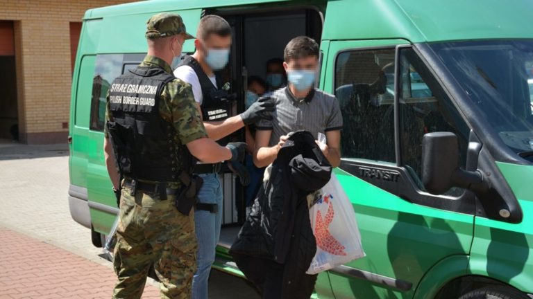У Польщі затримали двох українців, які нелегально перевозили мігрантів