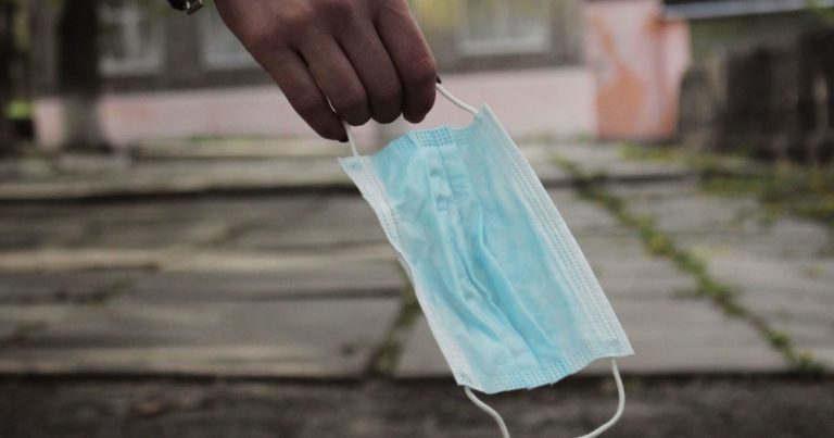 Українцям дозволили зняти маски у транспорті і людних місцях: є умови