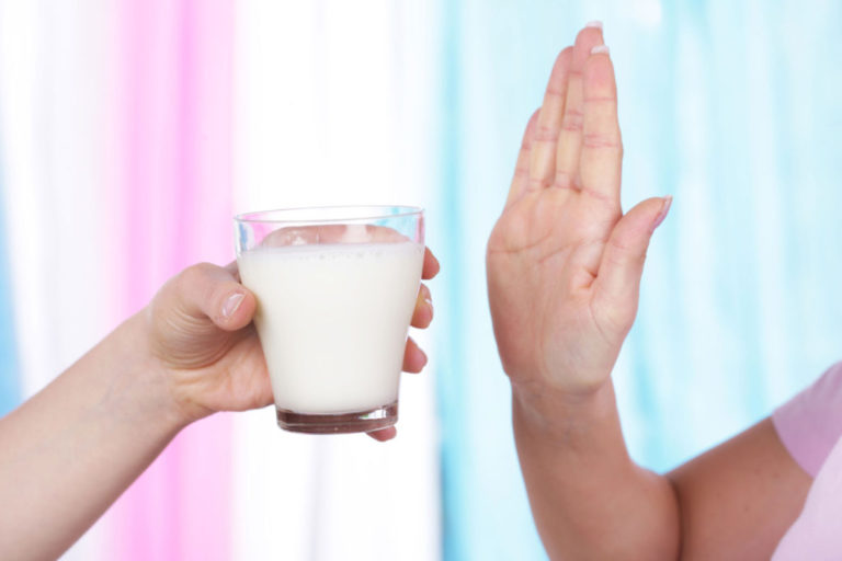 В Україні деякі заготівельники додають в молоко соду і мийні засоби