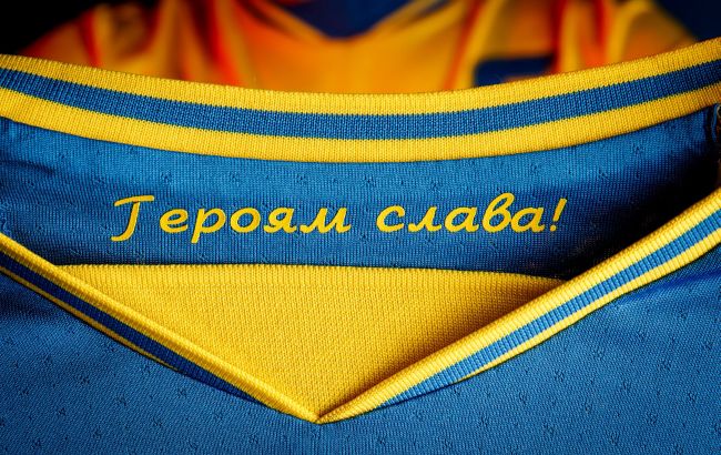 Слоган “Героям слава” на футболках збірнї України заборонили: що тепер буде з формою