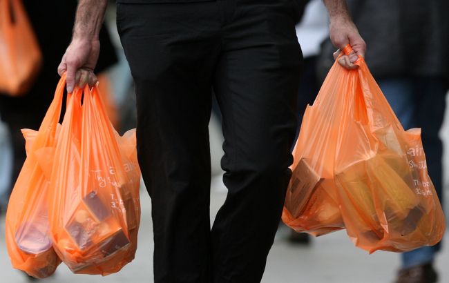 В Україні заборонили пластикові пакети: як це працює в інших країнах