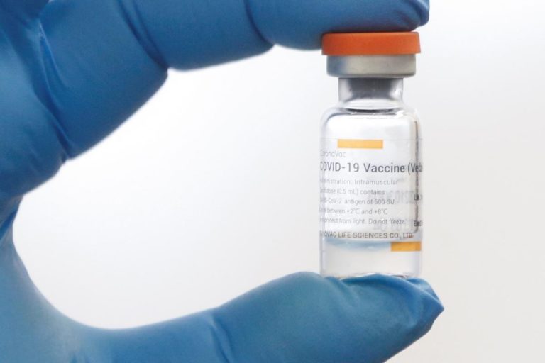 Китай шантажував Україну зупинкою поставок вакцини від коронавірусу
