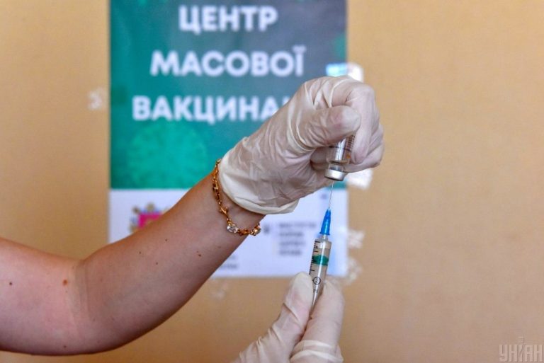 Лікар-інфекціоніст закликав штрафувати українців за відмову від вакцинації