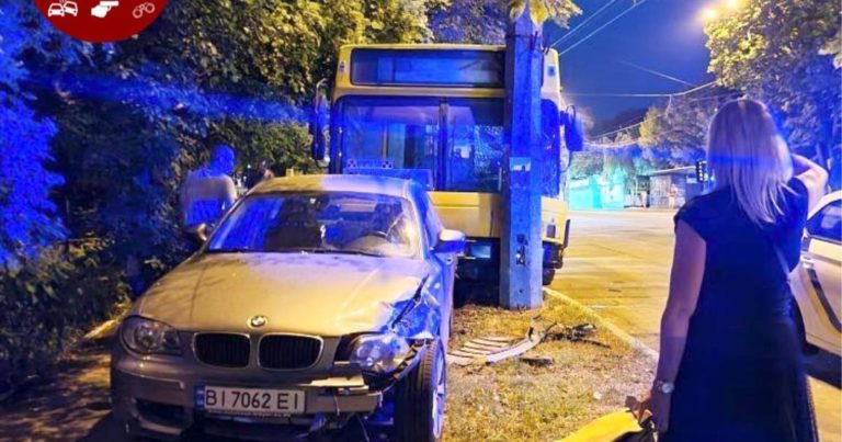 У Києві водій пішов по каву, а його автобус сам покотився і протаранив автомобіль