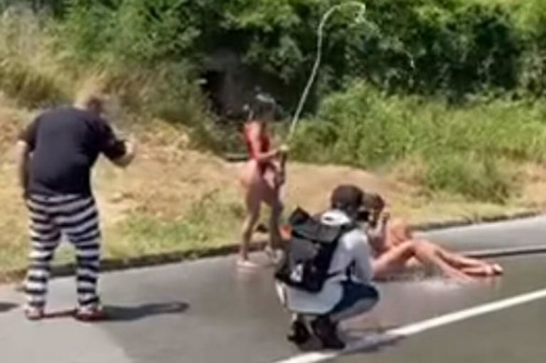 У Чорногорії оштрафували українок за відверту фотосесію: Розляглися голими посеред дороги (ФОТО 18+)