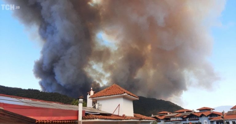 Лісові пожежі під турецьким Мармарисом: туристи пакують речі і виїжджають з курортів