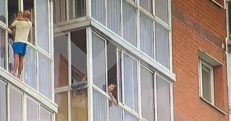 Хотів помститися дружині: у Росії чоловік з сином на руках три години погрожував зістрибнути з 13 поверху