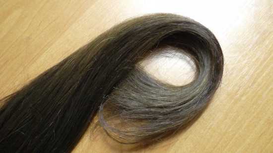 “Випадало разом зі шкірою”: дівчина залишилася напів лисою після фарбування волосся у перукарки