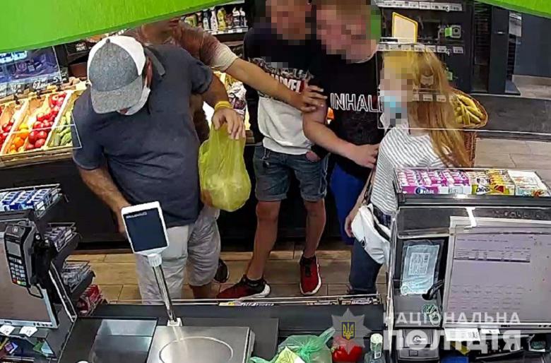 У київському супермаркеті сварка в черзі до каси закінчилася різаниною