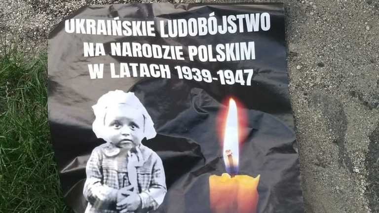 Називають українців вбивцями: на вулицях Польщі розмістили обурливі плакати до річниці Волинської трагедії
