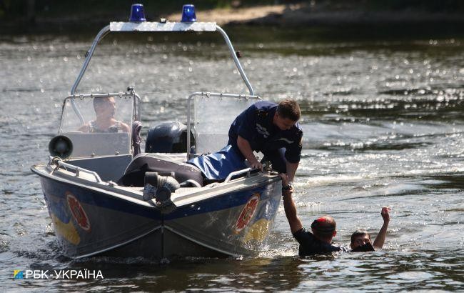 У Польщі 2-річний хлопчик вмер в озері, поки його українські батьки дрімали після гулянки (ФОТО)