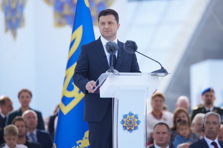 Зеленський у промові під час параду потролив Януковича
