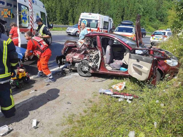 “Рятувальники витягували з понівечиної автівки жінку”: жахлива аварія сталася на трасі “Київ-Чоп”(ФОТО)