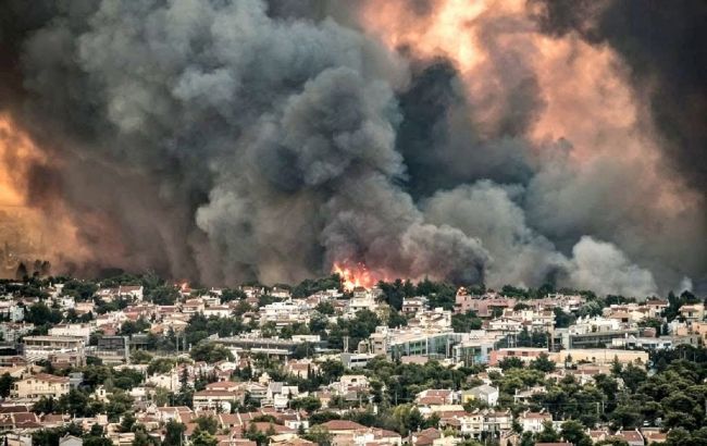 Люди рятуються вплав, спостерігаючи як вогонь пожирає їхній дім: моторошне відео пожеж у Греції