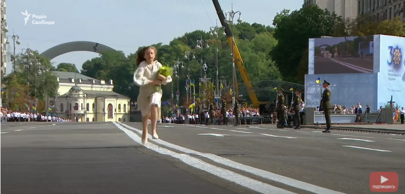 Зеленський просльозився під час параду до Дня Незалежності. Відео