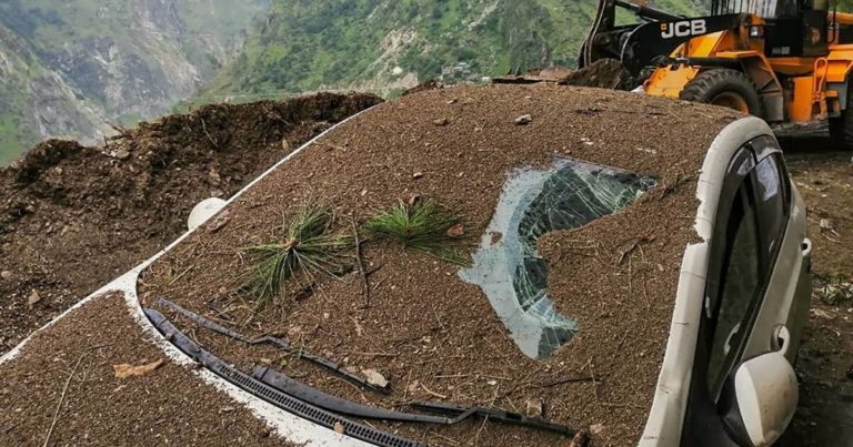 Зсув ґрунту в Індії: під завалами опинилися десятки людей в автівках і автобусі
