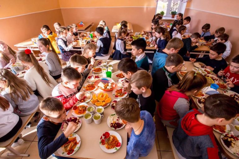 В українських школах запровадили нові стандарти харчування