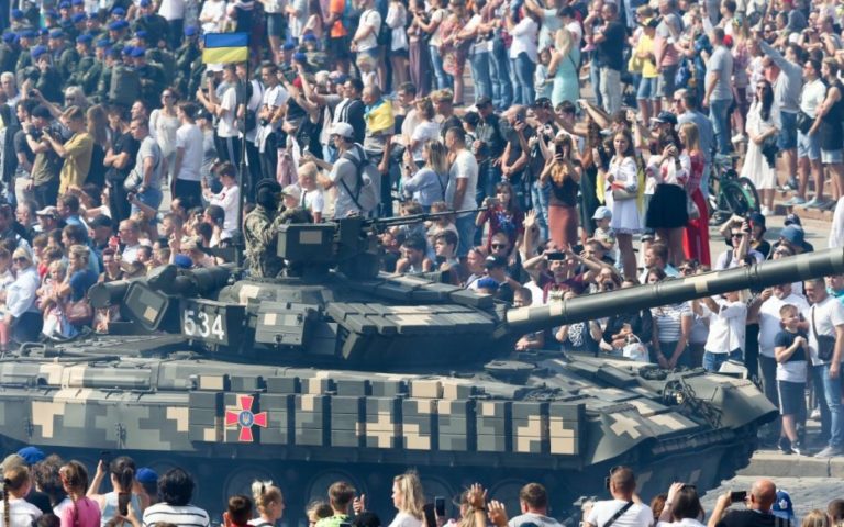 Як Україна відсвяткувала 30-й День Незалежності: Грандіозні паради, забіги у вишиванках та рекорди