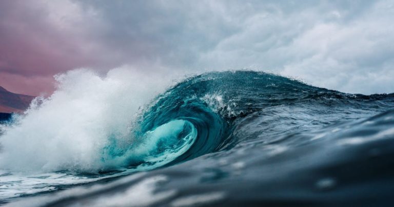 У Китаї хвиля змила в море 17 відпочивальників: 10 із них загинули
