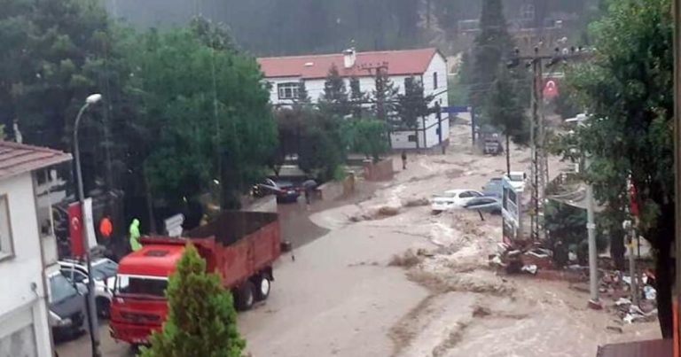Сильні повені та зсуви: після руйнівних пожеж курортну Туреччину накрила нова стихія (фото, відео)