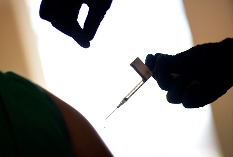 Медсестра-антивакцинатор “щепила” тисячі людей солоною водою замість COVID-вакцини
