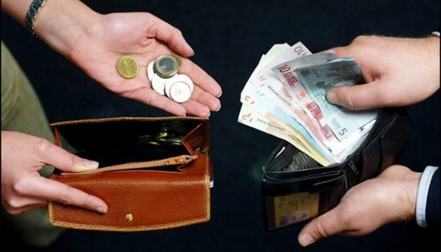 Зарплати жінок і чоловіків в Україні зрівняють