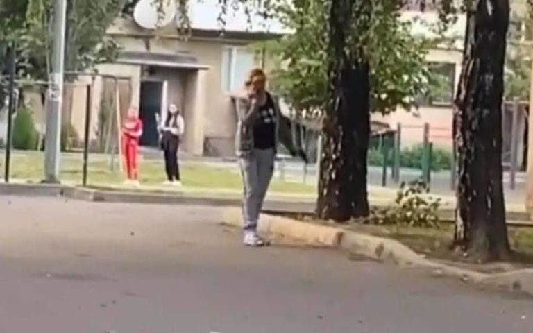 У Мукачеві дивна жінка розгулювала з пістолетом біля дитячого майданика: фото, відео