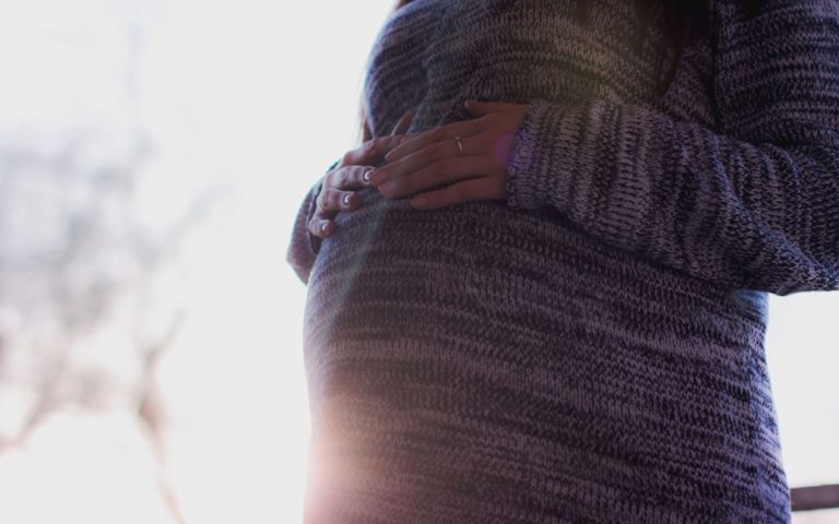 Не знала про вагітність: 22-річна дівчина сприйняла пологові перейми за біль під час місячних