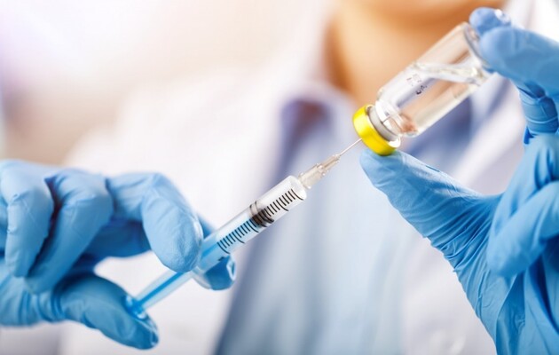 МОЗ назвало перелік професій, представників яких обов’язково вакцинуватимуть