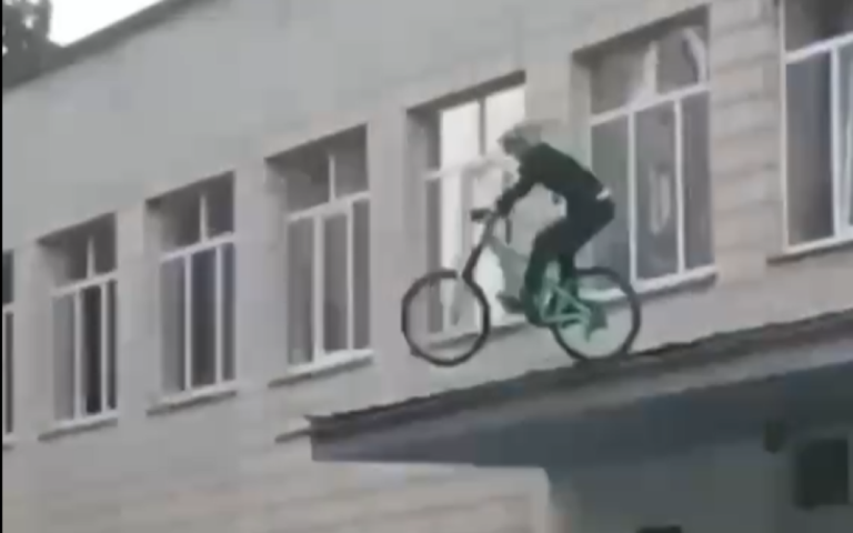 Хотів зафільмувати трюк для TikTok: хлопець на велосипеді впав з піддашка школи (фото, відео)